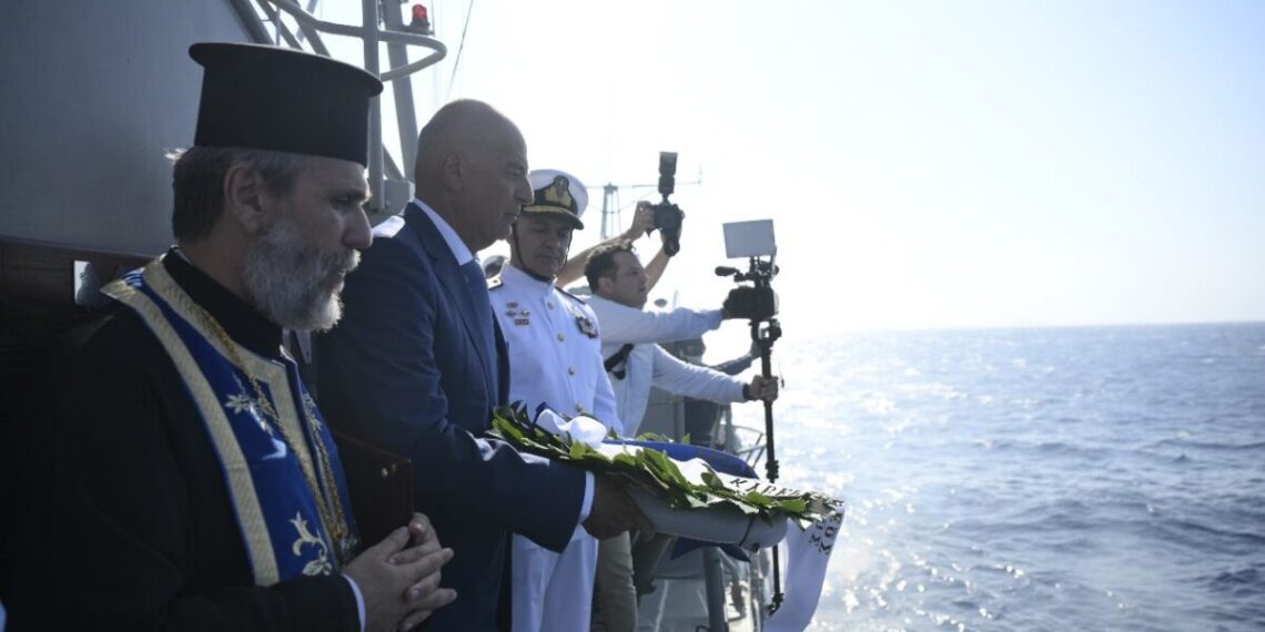 Δένδιας: Στην επιμνημόσυνη δέηση των πεσόντων του καταδρομικού «Έλλη» – «Αιωνία τους η μνήμη»
