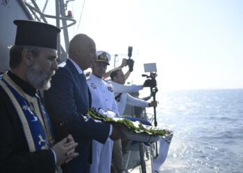 Δένδιας: Στην επιμνημόσυνη δέηση των πεσόντων του καταδρομικού «Έλλη» – «Αιωνία τους η μνήμη»