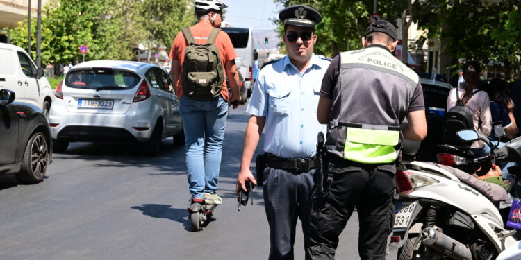 Συνεχίζονται οι έλεγχοι για μη χρήση κράνους – Περισσότερες από 3.000 παραβάσεις σε μία βδομάδα