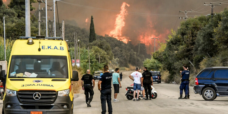 Σκληρή μάχη με τις πυρκαγιές σε πολλά μέτωπα – Διακομιδές πολιτών σε νοσοκομεία στην Αχαϊα, Χίο και Πρέβεζα, εκκενώσεις από στεριά και θάλασσα