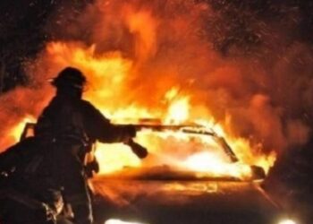 Παγιδευμένος στη φωτιά: Ο απόλυτος οδηγός επιβίωσης στο αυτοκίνητο