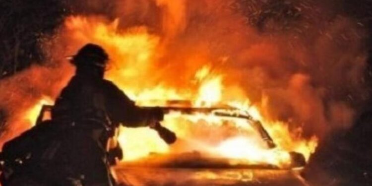 Παγιδευμένος στη φωτιά: Ο απόλυτος οδηγός επιβίωσης στο αυτοκίνητο