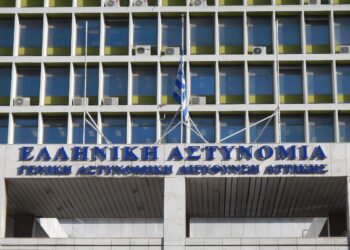 Στη ΓΑΔΑ η Γυναίκα με το Καροτσάκι – Κρίσιμη Εξέλιξη στην Υπόθεση του Νεκρού Κοριτσιού στο Παλαιό Φάληρο