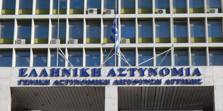 Στη ΓΑΔΑ η Γυναίκα με το Καροτσάκι – Κρίσιμη Εξέλιξη στην Υπόθεση του Νεκρού Κοριτσιού στο Παλαιό Φάληρο