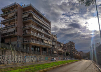 Συννεφιασμένος ο καιρός σήμερα – Πού αναμένονται βροχές, έως τους 34 βαθμούς η θερμοκρασία