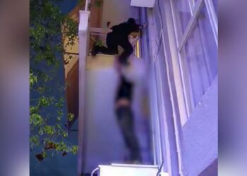 Καμίνια: Σκηνές σοκ με 5χρονο μόνο στο μπαλκόνι – Σκαρφάλωσε αστυνομικός για να το σώσει