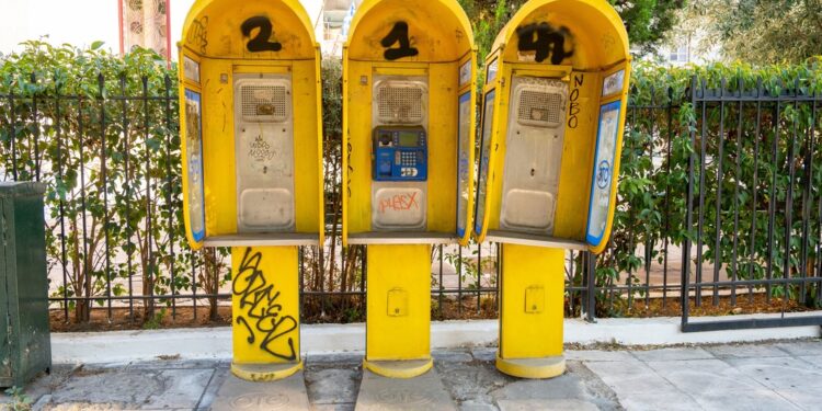 Απελευθέρωση δημοσίου χώρου – Αντίο στους κίτρινους τηλεφωνικούς θαλάμους