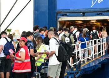 Καλοκαιρινή έξοδος στα κόκκινα: Πληρότητες 100% και αυξημένη κίνηση σε λιμάνι και δρόμους