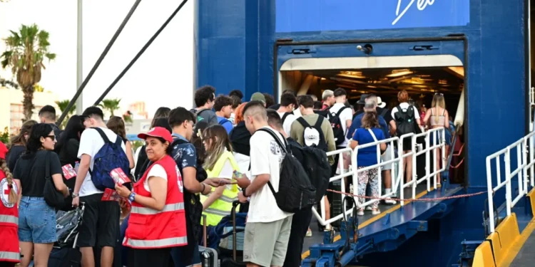 Καλοκαιρινή έξοδος στα κόκκινα: Πληρότητες 100% και αυξημένη κίνηση σε λιμάνι και δρόμους