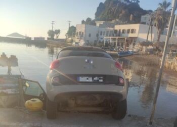 Πάτμος: Αυτοκίνητο έπεσε στη θάλασσα – Τι ισχυρίστηκε η οδηγός