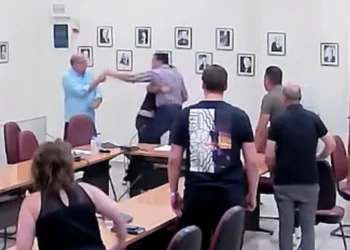 Δημοτικό Συμβούλιο ή ρινγκ; Έπεσαν σχεδόν ψιλές στη Φθιώτιδα