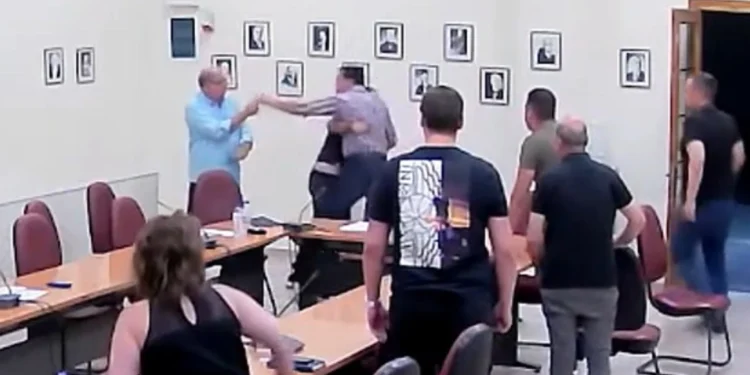 Δημοτικό Συμβούλιο ή ρινγκ; Έπεσαν σχεδόν ψιλές στη Φθιώτιδα