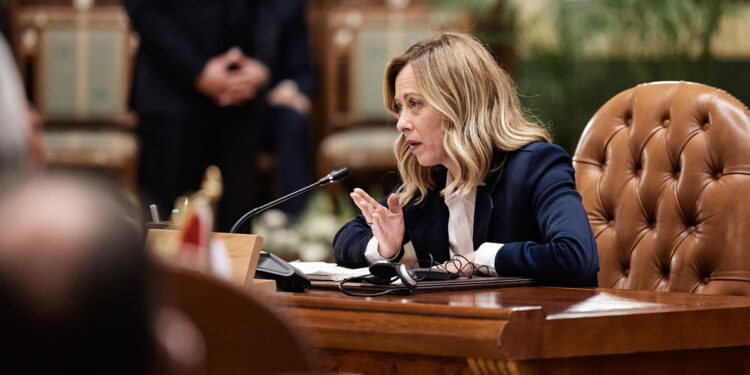 Παρατηρητήριο εξουσίας: Χαλασμένο τηλέφωνο με τη Μελόνι
