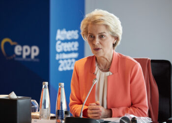 Η Φον ντερ Λάιεν καταδικάζει το ρωσικό χτύπημα στο Κίεβο και στην αντιπροσωπεία της ΕΕ