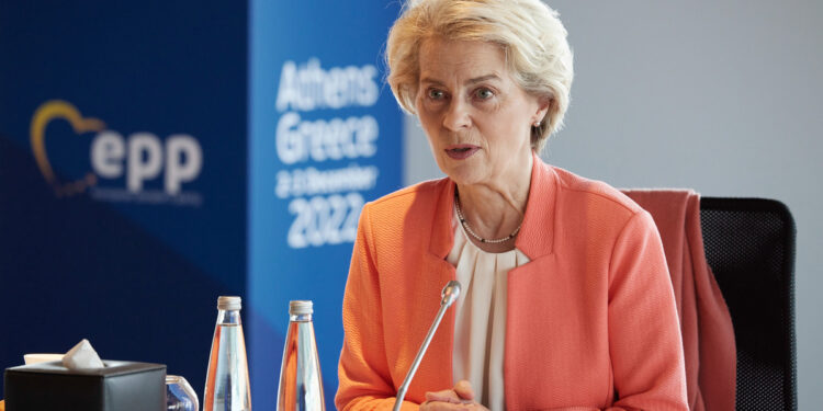 Η Φον ντερ Λάιεν καταδικάζει το ρωσικό χτύπημα στο Κίεβο και στην αντιπροσωπεία της ΕΕ