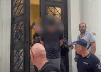 Χειροκροτήματα και επευφημίες για τον 25χρονο κατηγορούμενο για τη φωτιά κοντά στο Γηροκομείο Πάτρας