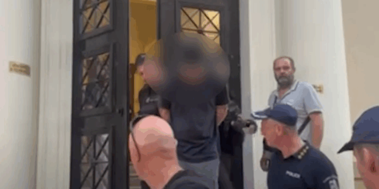 Χειροκροτήματα και επευφημίες για τον 25χρονο κατηγορούμενο για τη φωτιά κοντά στο Γηροκομείο Πάτρας