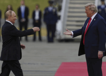 Ώρα Αλάσκας: Θερμή υποδοχή με χειροκρότημα από τον Αμερικανό στον Ρώσο πρόεδρο