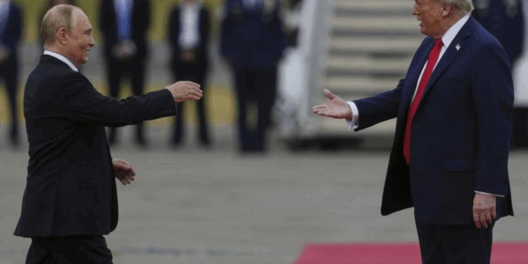 Ώρα Αλάσκας: Θερμή υποδοχή με χειροκρότημα από τον Αμερικανό στον Ρώσο πρόεδρο