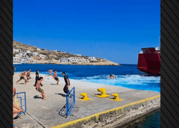 Σίκινος: Οι «απονεριστές» είπαν το δικό τους αντίο στους τουρίστες- Λιμενικοί προσπαθούν να τους σταματήσουν