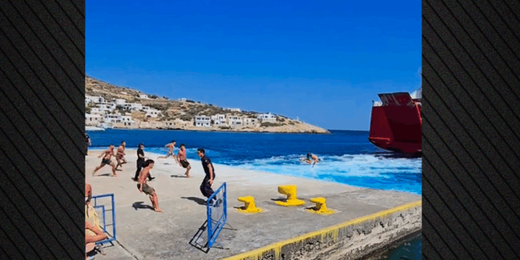 Σίκινος: Οι «απονεριστές» είπαν το δικό τους αντίο στους τουρίστες- Λιμενικοί προσπαθούν να τους σταματήσουν