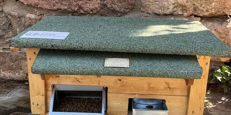 Δήμος Βάρης – Βούλας – Βουλιαγμένης: Τρία νέα σπιτάκια με ταΐστρες και ποτίστρες για αδέσποτα ζώα