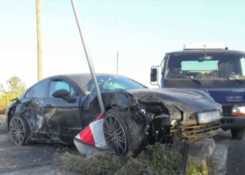 Θεσσαλονίκη: Πολυτελής Porsche σκόρπισε τον τρόμο – Ο οδηγός έσπασε την ηλιοροφή και εξαφανίστηκε- Δύο τραυματίες