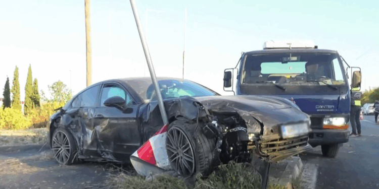Θεσσαλονίκη: Πολυτελής Porsche σκόρπισε τον τρόμο – Ο οδηγός έσπασε την ηλιοροφή και εξαφανίστηκε- Δύο τραυματίες