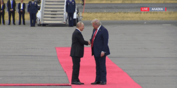 Ώρα Αλάσκας: Θερμή υποδοχή με χειροκρότημα από τον Αμερικανό στον Ρώσο πρόεδρο