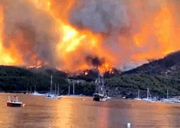 Τουρκία: Μαίνεται η φωτιά στα Δαρδανέλια – Πάνω από 2.000 άνθρωποι έχουν απομακρυνθεί από τα σπίτια τους