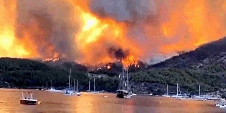 Τουρκία: Μαίνεται η φωτιά στα Δαρδανέλια – Πάνω από 2.000 άνθρωποι έχουν απομακρυνθεί από τα σπίτια τους