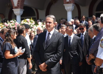 Κηδεία του Απόστολου Βεσυρόπουλου: Ποιοι έδωσαν το παρών (φωτογραφίες)