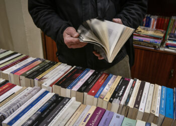 ΔΥΠΑ: Ξεκινούν αύριο οι αιτήσεις για τα vouchers βιβλίων