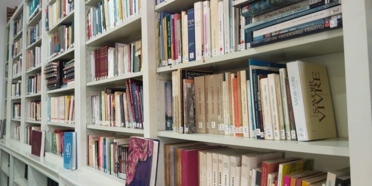 Η δημοτική βιβλιοθήκη Λέρου, μια ζωντανή «κιβωτός» γνώσης με πάνω από 21.000 τίτλους βιβλίων