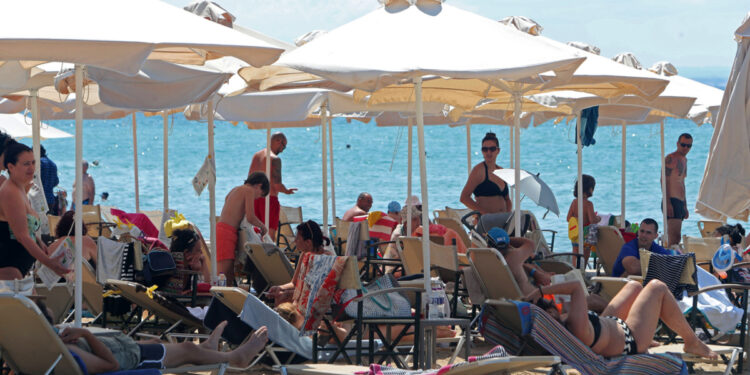 Παρατηρητήριο εξουσίας: Στο απυρόβλητο τα beach bar της Χαλκιδικής