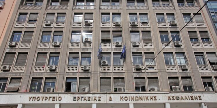 Υπ. Εργασίας σε ΠΑΣΟΚ: Τα ρεκόρ δεκαετιών στην αγορά εργασίας είναι η καλύτερη απάντηση στον λαϊκισμό