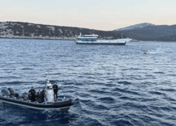 Κολλημένο παραμένει το φέρι μποτ που έπεσε σε ξέρα στα Στύρα – Οι καταγγελίες των επιβατών
