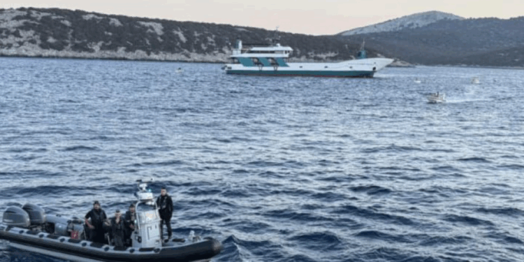 Κολλημένο παραμένει το φέρι μποτ που έπεσε σε ξέρα στα Στύρα – Οι καταγγελίες των επιβατών