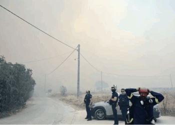 Φωτιά στην Ανατ. Αττική: Σε ύφεση το μέτωπο, νέα μηνύματα από το 112 και 385 απεγκλωβισμοί