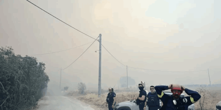 Φωτιά στην Ανατ. Αττική: Σε ύφεση το μέτωπο, νέα μηνύματα από το 112 και 385 απεγκλωβισμοί