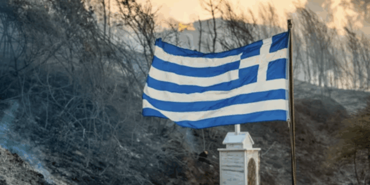 Φωτιά στην Αρχαία Ολυμπία: Χωρίς ενεργό μέτωπο στο Χελιδόνι – Μάχη με τις αναζωπυρώσεις (βίντεο)