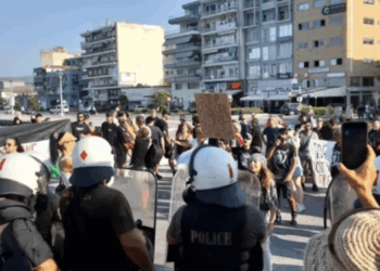 Διαδηλωτές στο Βόλο προσπάθησαν να μπλοκάρουν την αποβίβαση Ισραηλινών τουριστών – Δείτε βίντεο