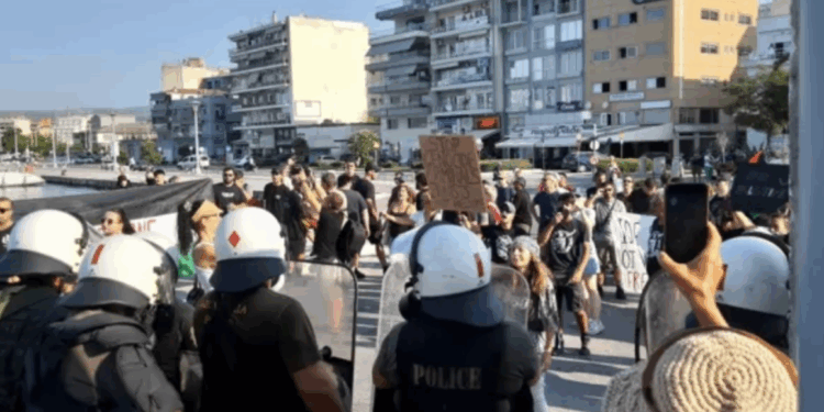 Διαδηλωτές στο Βόλο προσπάθησαν να μπλοκάρουν την αποβίβαση Ισραηλινών τουριστών – Δείτε βίντεο