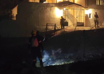 Φωτιά στην Σαλαμίνα:  «Είχαν γλέντι, έριξαν πυροτεχνήματα»