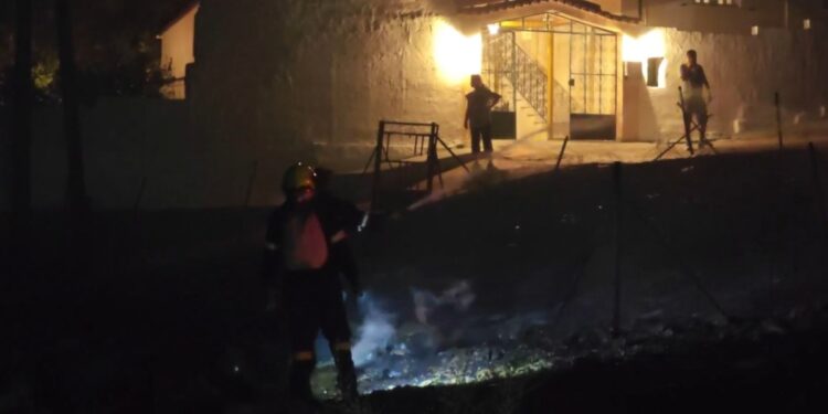 Φωτιά στην Σαλαμίνα:  «Είχαν γλέντι, έριξαν πυροτεχνήματα»