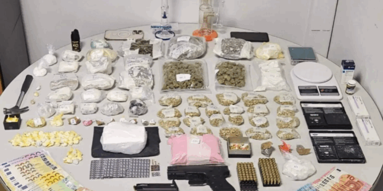 Μετά την κοκαΐνη, την κάνναβη, τα ναρκωτικά δισκία και αρκετό χρήμα, ήρθαν… οι χειροπέδες