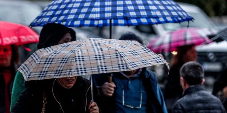 Από τα 30άρια στα… ζακετάκια: Φθινόπωρο διαρκείας με πλημμύρες προ των πυλών