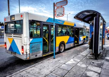 Eπίθεση σε οδηγό λεωφορείου του ΟΑΣΑ: Επιβάτης τον έσπασε στο ξύλο