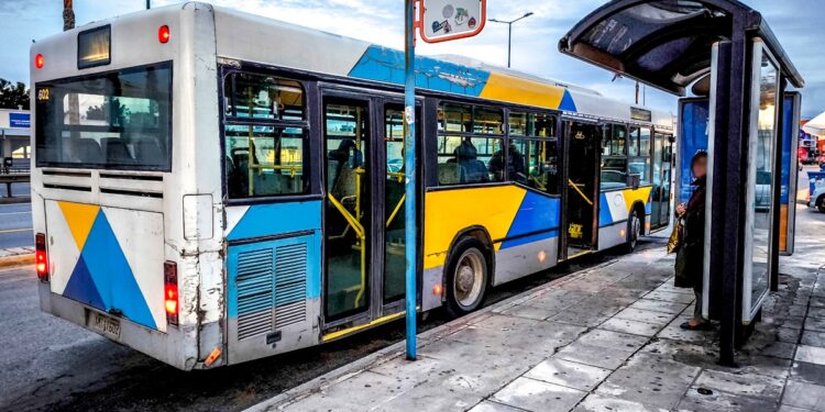 Eπίθεση σε οδηγό λεωφορείου του ΟΑΣΑ: Επιβάτης τον έσπασε στο ξύλο