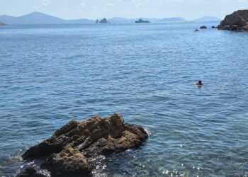 Καιρός: Η θερμοκρασία «θέλει» να είναι καλοκαίρι αλλα θα χρειαστεί και ομπρέλα
